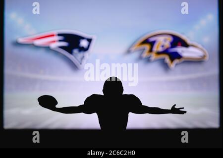 New England Patriots gegen Baltimore Ravens . NFL-Spiel. American Football League Spiel. Silhouette des professionellen Spieler feiern Touch Down. Bildschirm i Stockfoto