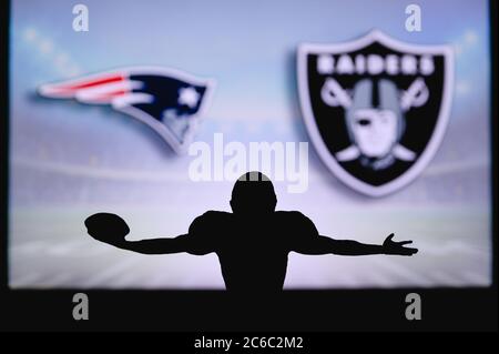 New England Patriots vs. Las Vegas Raiders . NFL-Spiel. American Football League Spiel. Silhouette des professionellen Spieler feiern Touch Down. Angezeigt Stockfoto