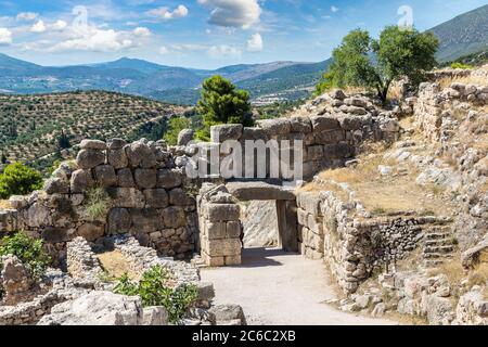 Löwentor in Mycenae, Griechenland an einem Sommertag Stockfoto