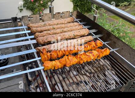 Holzkohlegrill, mit Geflügelspiessen, Lammfleisch Spieße, Stockfoto