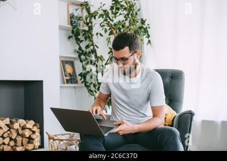 Junger kaukasischer bärtiger Mann, freiberuflicher Arbeiter. Arbeiten Sie zu Hause. Stockfoto