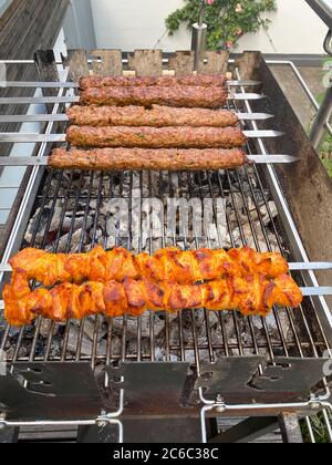 Holzkohlegrill, mit Geflügelspiessen, Lammfleisch Spieße, Stockfoto