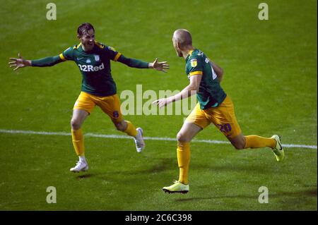 Jayden Stockley (rechts) von Preston North End feiert das zweite Tor seiner Spielseite mit Alan Browne während des Sky Bet Championship-Spiels in Hillsborough, Sheffield. Stockfoto