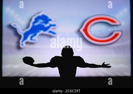 Detroit Lions gegen Chicago Bears. NFL-Spiel. American Football League Spiel. Silhouette des professionellen Spieler feiern Touch Down. Bildschirm in der Rückgruppe Stockfoto