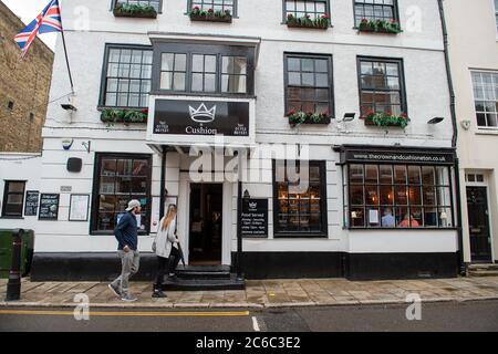 Eton, Windsor, Berkshire, Großbritannien. Juli 2020. The Crown and Cushion Pub in Eton. Kanzler Rishi Sunak kündigte heute ein Essen aus, um zu helfen, wo die Gäste in der Lage, einen Rabatt von 50% in teilnehmenden Restaurants, Pubs und Cafés zu erhalten, wenn sie essen am Montag, Dienstag und Mittwoch im August. Er kürzen auch die Mehrwertsteuer von 20% auf 5% auf Lebensmittel vom nächsten Mittwoch bis zum 12. Januar 2021, um die Wirtschaft nach der Blockierung des Coronavirus anzukurbeln. Quelle: Maureen McLean/Alamy Stockfoto