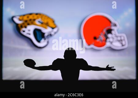 Jacksonville Jaguars vs. Cleveland Browns. NFL-Spiel. American Football League Spiel. Silhouette des professionellen Spieler feiern Touch Down. Bildschirm in Stockfoto