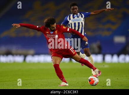 Liverpools Mohamed Salah (links) und Brighton und Hove Albions Tariq Lamptey kämpfen während des Premier League-Spiels im AMEX Stadium in Brighton um den Ball. Stockfoto