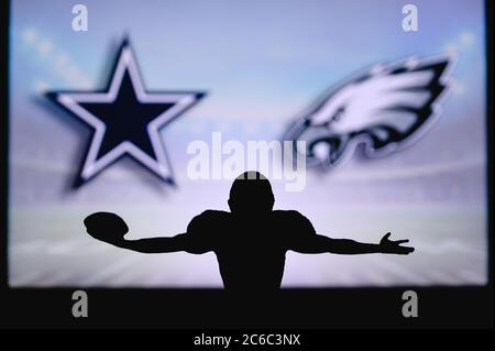 Dallas Cowboys gegen Philadelphia Eagles. NFL-Spiel. American Football League Spiel. Silhouette des professionellen Spieler feiern Touch Down. Bildschirm in BA Stockfoto