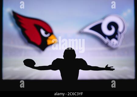 Arizona Cardinals gegen Baltimore Ravens. NFL-Spiel. American Football League Spiel. Silhouette des professionellen Spieler feiern Touch Down. Bildschirm in BA Stockfoto