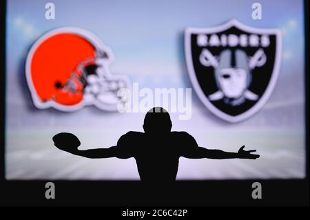 Cleveland Browns gegen Las Vegas Raiders. NFL-Spiel. American Football League Spiel. Silhouette des professionellen Spieler feiern Touch Down. Bildschirm in BA Stockfoto