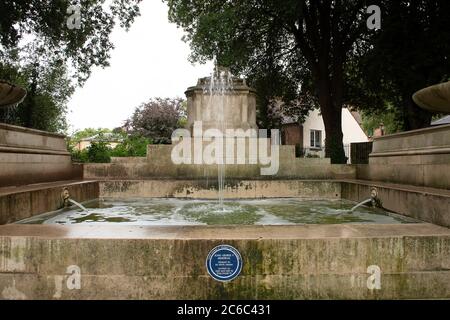 Windsor, Berkshire, Großbritannien. Juli 2020. Während der Coronavirus-Sperre wurde in den König George V-Gedenkbrunnen in Windsor Spülmittel gelegt. Quelle: Maureen McLean/Alamy Stockfoto