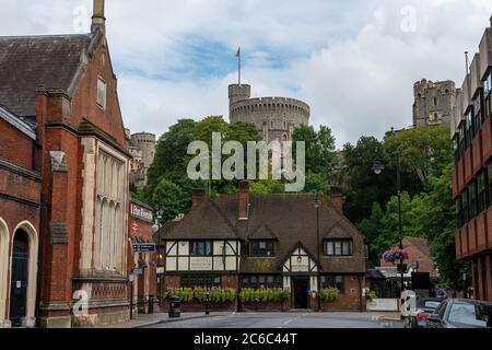 Windsor, Berkshire, Großbritannien. Juli 2020. Ruhige Straßen im Schatten des Windsor Castle während der Coronavirus-Sperre. Quelle: Maureen McLean/Alamy Stockfoto