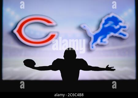 Chicago Bears vs. Detroit Lions. NFL-Spiel. American Football League Spiel. Silhouette des professionellen Spieler feiern Touch Down. Bildschirm in der Rückgruppe Stockfoto