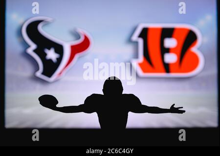 Houston Texans gegen Cincinnati Bengals. NFL-Spiel. American Football League Spiel. Silhouette des professionellen Spieler feiern Touch Down. Bildschirm in BAC Stockfoto