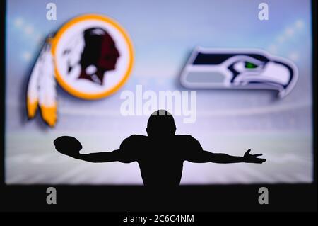 Washington Redskins gegen Seattle Seahawks. NFL-Spiel. American Football League Spiel. Silhouette des professionellen Spieler feiern Touch Down. Bildschirm in Stockfoto