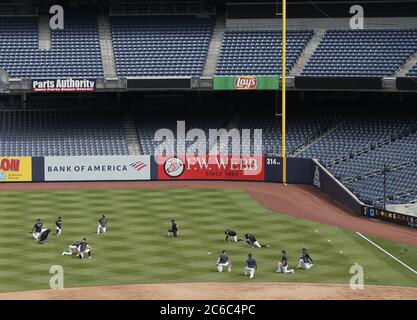 Bronx, Usa. Juli 2020. Die New York Yankees Spieler dehnen sich während eines Frühjahrstrainings im Yankee Stadium am Mittwoch, den 8. Juli 2020. Major League Baseball hat ihre Saison 2020 begonnen, nachdem die COVID-19 Pandemie monatelange Verzögerungen verursachte. Foto von John Angelillo/UPI Kredit: UPI/Alamy Live Nachrichten Stockfoto