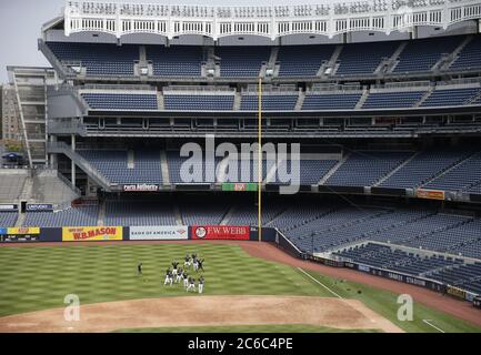 Bronx, Usa. Juli 2020. Die New York Yankees Spieler dehnen sich während eines Frühjahrstrainings im Yankee Stadium am Mittwoch, den 8. Juli 2020. Major League Baseball hat ihre Saison 2020 begonnen, nachdem die COVID-19 Pandemie monatelange Verzögerungen verursachte. Foto von John Angelillo/UPI Kredit: UPI/Alamy Live Nachrichten Stockfoto