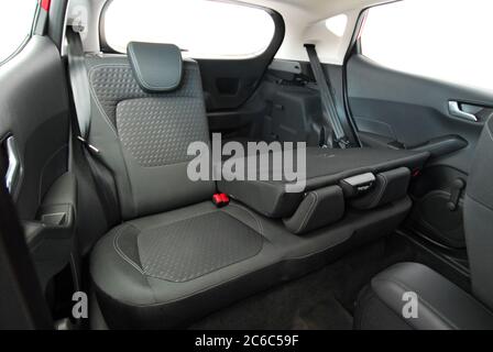 Gefalteter Rücksitz des Fahrzeugs. Rücksitze eines modernen Pkw. Stockfoto