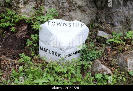 Grenzstein bei Scarthin Rock an der A6 Road in Cromford Stockfoto