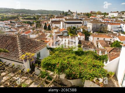 Luftaufnahme des schönen mittelalterlichen Dorfes Obidos im Zentrum von Portugal Stockfoto