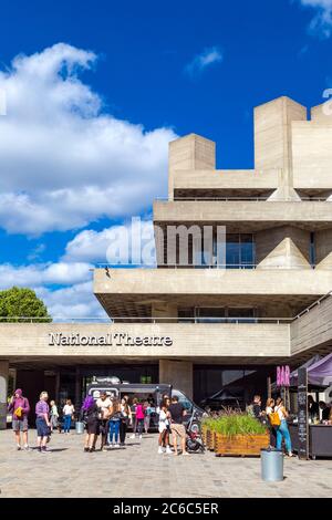 Brutalist Stil National Theatre in der Southbank, London, Großbritannien Stockfoto