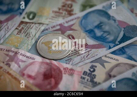 Bündel von verschiedenen türkischen Lira Banknoten und Ripple Coin Stockfoto