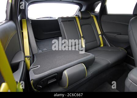 Gefalteter Rücksitz des Fahrzeugs. Rücksitze eines modernen Pkw. Stockfoto