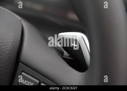 Auto-Lenkrad mit Schaltwippen plus Stockfotografie - Alamy