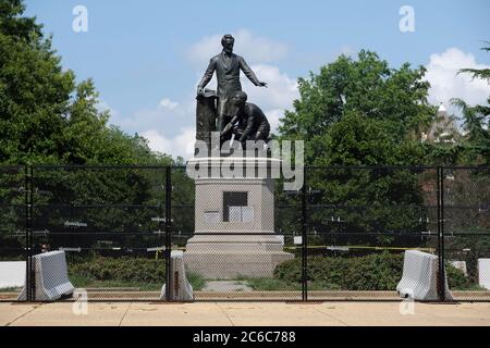 Das umstrittene Emancipation Memorial im Lincoln Park auf dem Capitol Hill, das durch einen Zaun geschützt ist, um Demonstranten fernzuhalten Stockfoto