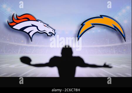 Denver Broncos gegen Los Angeles Chargers. NFL-Spiel. American Football League Spiel. Silhouette des professionellen Spieler feiern Touch Down. Bildschirm in b Stockfoto