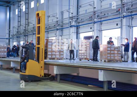 St. Petersburg, Russland - 21. November 2008: Be- und Entladevorgänge im Lager stellt ein Gabelstapler Paletten auf eine erhöhte Plattform, wenn Stockfoto