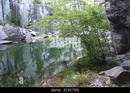 Kleiner natürlicher See in einem Marmorbruch in den Bergen der apuanischen alpen Stockfoto