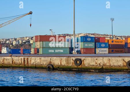 Istanbul, Türkei - 13. Februar 2020: Containerhafen mit Container-Verladung. Eine kommerzielle Fracht Werft. Stockfoto