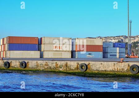 Istanbul, Türkei - 13. Februar 2020: Industriecontainer Werft für Logistik Import Export Geschäft. Stockfoto