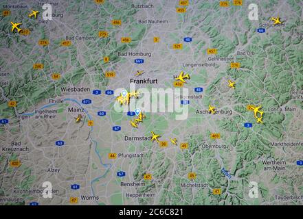 Flugverkehr über der Region Frankfurt ( 08. juli 2020, UTC 15.56) auf der Internetseite von Flightradar 24 von Svenska Reserätverket ab Stockfoto