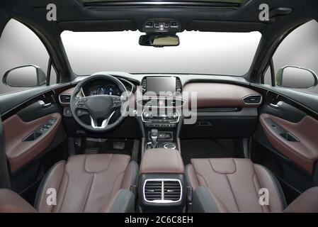 Innenraum des Fahrzeugs. Das Innere des Autos, Vorderansicht. Armaturenbrett eines modernen Autos. Stockfoto