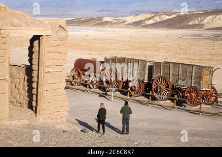 20 Mule Team Wagen bei der Harmony Borax Works, Death Valley Nationalpark, Kalifornien, USA, Nordamerika Stockfoto