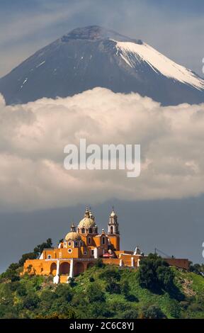 Santuario de la Virgen de los Remedios (Kirche) auf der Gran Piramide de Tepanapa mit dem Popocatepetl Vulkan im Hintergrund in Cholula, Puebla, Mex Stockfoto