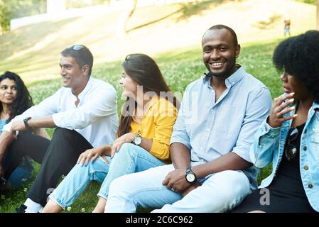 Gruppe von glücklichen Freunden Spaß am Grill Party im Freien im Haus Hinterhof. Junge, vielfältige Kultur Menschen und Freundschaftskonzept. Stockfoto
