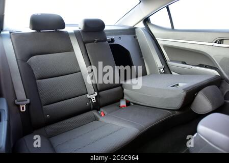 Gefalteter Rücksitz des Fahrzeugs. Rücksitze eines modernen Pkw. Stockfoto