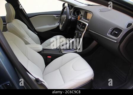 Innenraum des Fahrzeugs. Das Innere des Autos, Vorderansicht. Armaturenbrett eines modernen Autos. Stockfoto