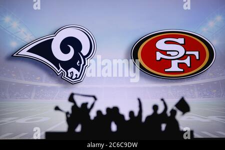 Los Angeles Rams vs. San Francisco 49ers. Fans unterstützen NFL Game. Silhouette der Unterstützer, große Leinwand mit zwei Rivalen im Hintergrund. Stockfoto