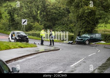 Station Road, Saintfield, County Down, Nordirland, 8. Juli 2020: Polizei am Ort einer schweren Straßenverkehrskollision, der Unfall, der kurz nach 16:00 Uhr BST stattfand, schließt die Straße weiter. C.A Kinahan/Alamy Live News Stockfoto