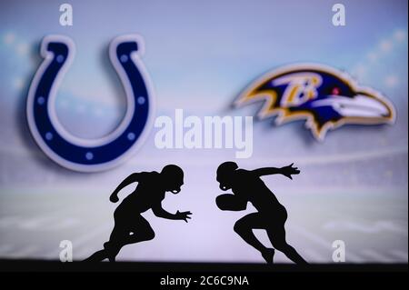 Indianapolis Colts gegen Baltimore Ravens. NFL Match Poster. Zwei amerikanische Fußballspieler Silhouette gegenüberliegende einander auf dem Feld. Logo der Clubs auf der Rückseite Stockfoto