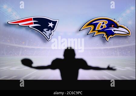 New England Patriots gegen Baltimore Ravens. NFL-Spiel. American Football League Spiel. Silhouette des professionellen Spieler feiern Touch Down. Bildschirm in Stockfoto