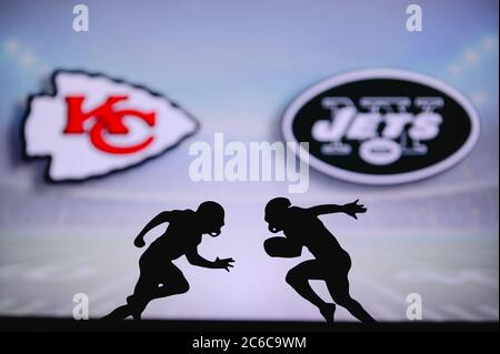 Kansas City Chiefs vs. New York Jets. NFL Match Poster. Zwei amerikanische Fußballspieler Silhouette gegenüberliegende einander auf dem Feld. Clubs Logo in Rückenpacke Stockfoto