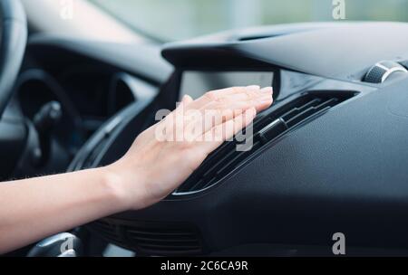 Klimaanlage für Autos. Frau überprüft die Klimaanlage in einem Auto Stockfoto