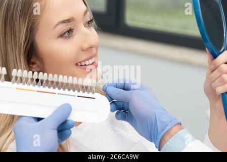 Schöne junge Frau in Stomatologie Klinik. Gesunde Zahnaufhellung. Stockfoto
