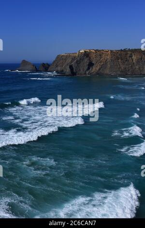 Portugal, Algarve Region, Odeceixe, Süd-West Alentejo und Vicentine Coast Natural Park Klippe Blick auf die Wellen waschen Odeceixe Strand. Stockfoto