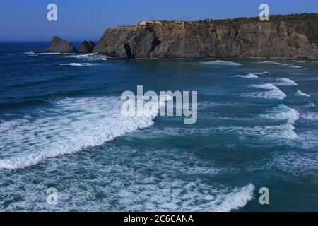 Portugal, Algarve Region, Odeceixe, Süd-West Alentejo und Vicentine Coast Natural Park Klippe Blick auf die Wellen waschen Odeceixe Strand. Stockfoto